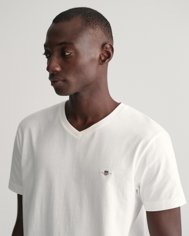 Gant T-Shirt »SLIM SHIELD V-NECK T-SHIRT« mit einer kleinen Logostickerei auf der Brust
