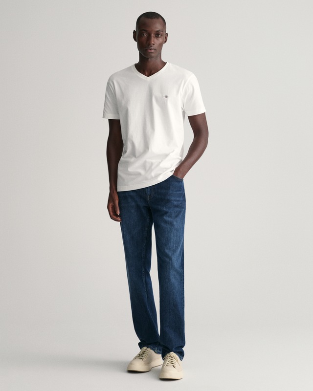 Gant T-Shirt »SLIM SHIELD V-NECK T-SHIRT« mit einer kleinen Logostickerei auf der Brust