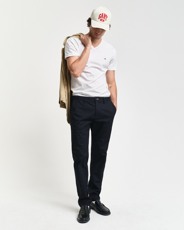 Gant T-Shirt »SLIM SHIELD V-NECK T-SHIRT« mit einer kleinen Logostickerei auf der Brust