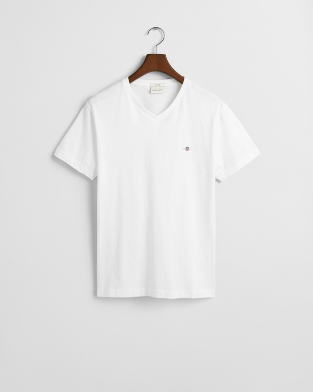 Gant T-Shirt »SLIM SHIELD V-NECK T-SHIRT« mit einer kleinen Logostickerei auf der Brust