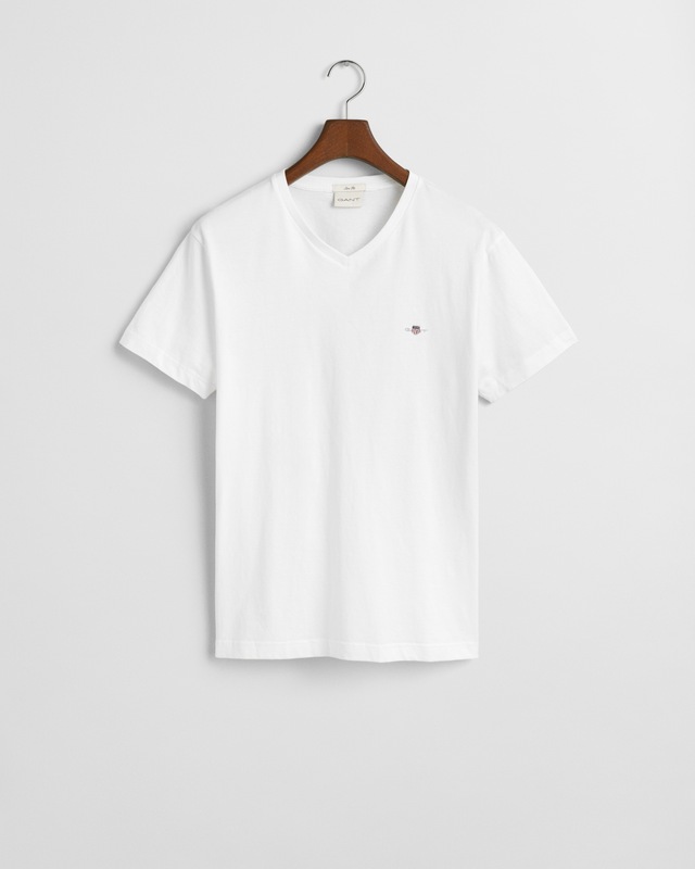 Gant T-Shirt »SLIM SHIELD V-NECK T-SHIRT« mit einer kleinen Logostickerei auf der Brust