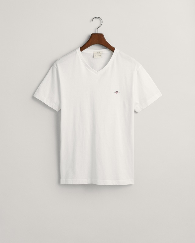 Gant T-Shirt »SLIM SHIELD V-NECK T-SHIRT« mit einer kleinen Logostickerei auf der Brust