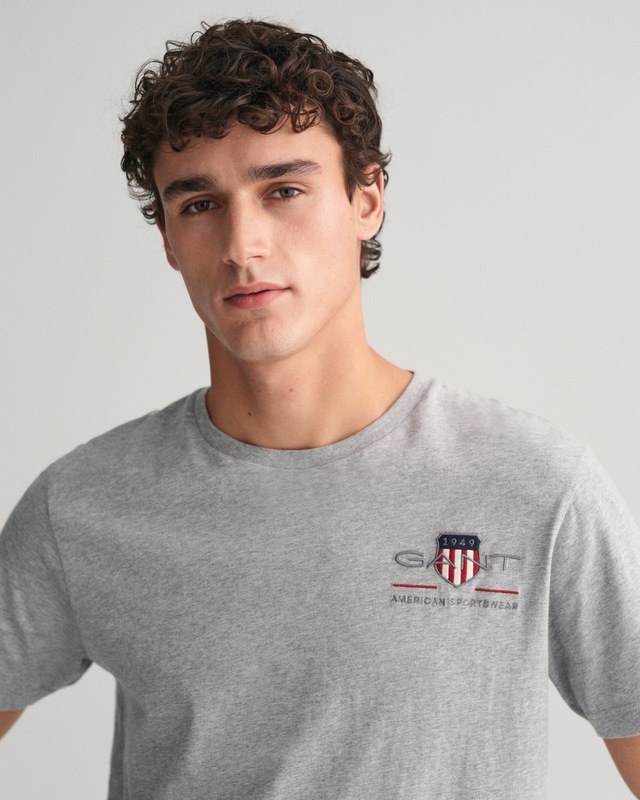 Gant T-Shirt »REG ARCHIVE SHIELD EMB SS T-SHIRT« von dem Archiv aus den 1980er-Jahren inspiriert