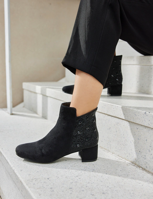 LASCANA Stiefelette »Stiefel,« mit raffiniertem Detail und Blockabsatz VEGAN