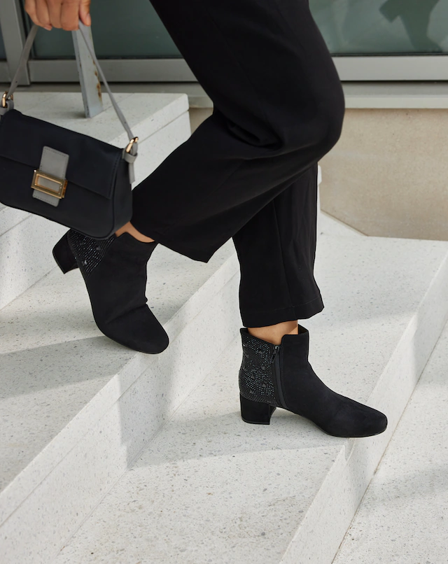 LASCANA Stiefelette »Stiefel,« mit raffiniertem Detail und Blockabsatz VEGAN