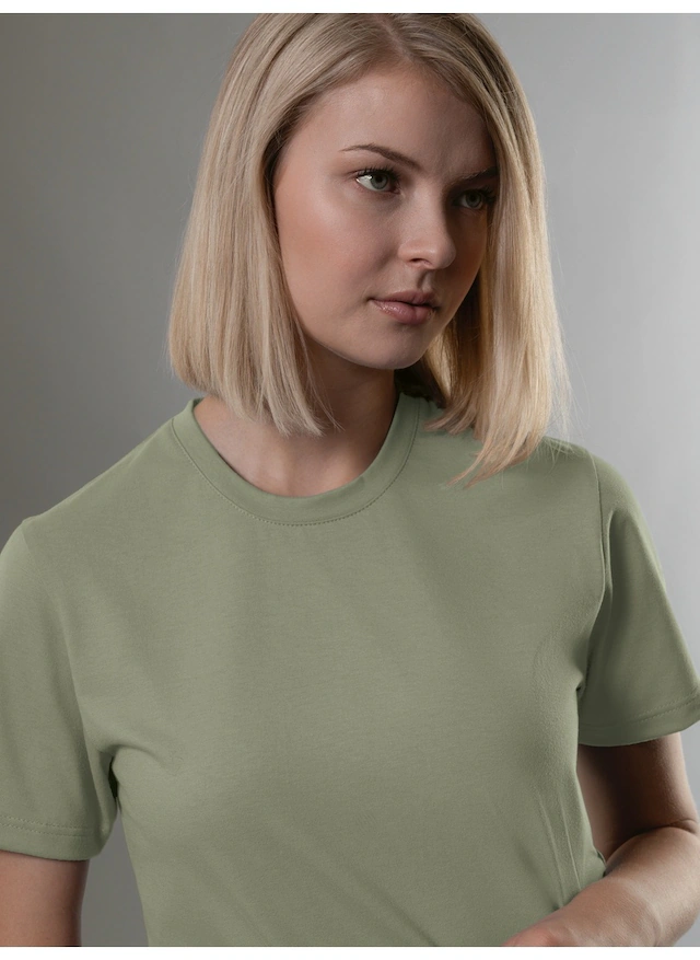 Trigema T-Shirt »TRIGEMA Slim Fit T-Shirt aus DELUXE Baumwolle« 1