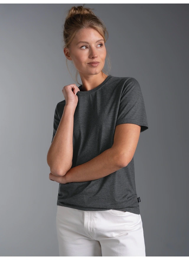 Trigema T-Shirt »TRIGEMA Slim Fit T-Shirt aus DELUXE Baumwolle« 1