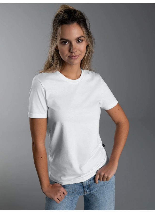 Trigema T-Shirt »TRIGEMA Slim Fit T-Shirt aus DELUXE Baumwolle« 1