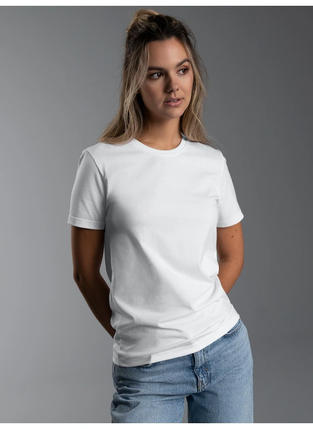 Trigema T-Shirt »TRIGEMA Slim Fit T-Shirt aus DELUXE Baumwolle« 1
