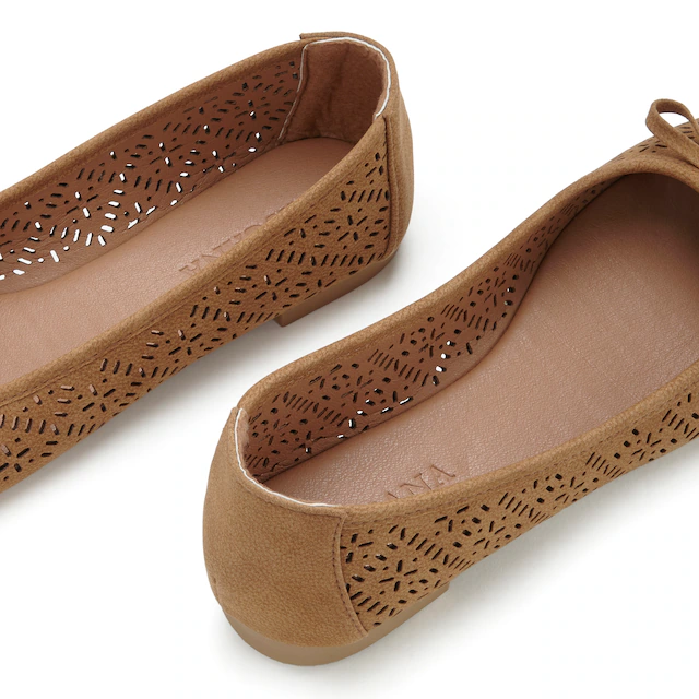 LASCANA Ballerina »Slip-On-Sneaker, Freizeitschuh, Slipper, Halbschuh,« mit kleinen Cut-Outs VEGAN