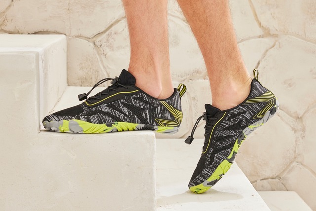 John Devin Sneaker »Freizeitschuh, Halbschuh, Turnschuh, Barfußschuh« mit elastischen Bändern für schnelles Reinschlüpfen, Unisex VEGAN