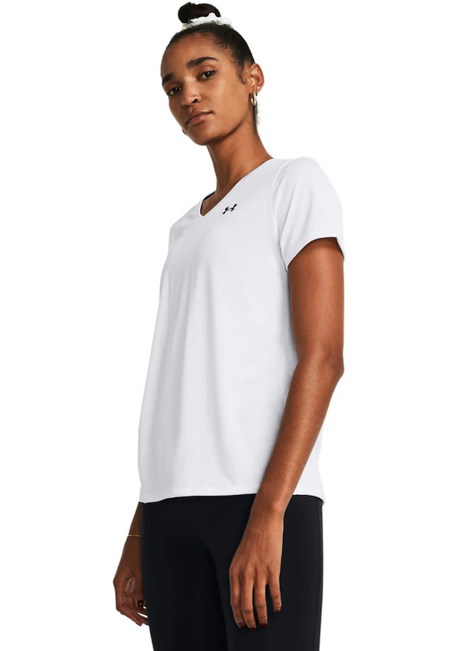 Under Armour® Trainingsshirt »TECH SSV- SOLID« mit V-Ausschnitt, schnell trocknend, atmungsaktiv, normale Schnittform