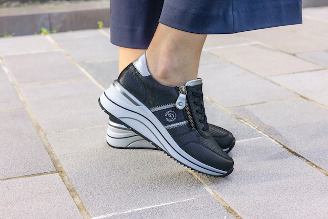 Remonte Keilsneaker , Freizeitschuh, Halbschuh, Schnürschuh mit Metallic-Kontrastbesätzen