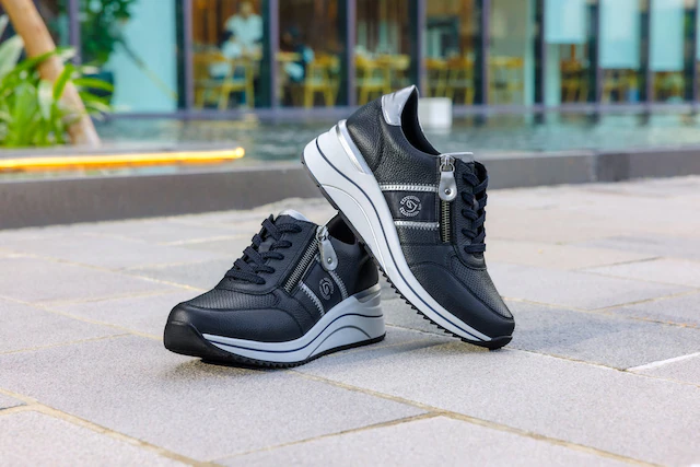Remonte Keilsneaker , Freizeitschuh, Halbschuh, Schnürschuh mit Metallic-Kontrastbesätzen