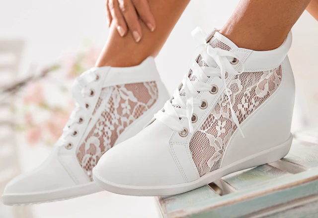 LASCANA Stiefelette »Freizeitschuh, Halbschuh, Keilstiefelette, Sneaker,« mit innenliegendem Keilabsatz und eleganten Spitzendetails