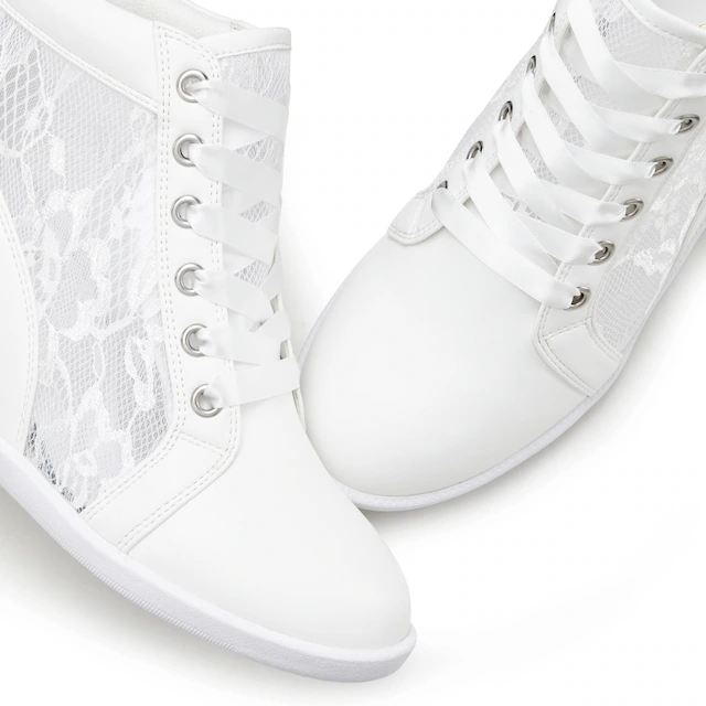 LASCANA Stiefelette »Freizeitschuh, Halbschuh, Keilstiefelette, Sneaker,« mit innenliegendem Keilabsatz und eleganten Spitzendetails