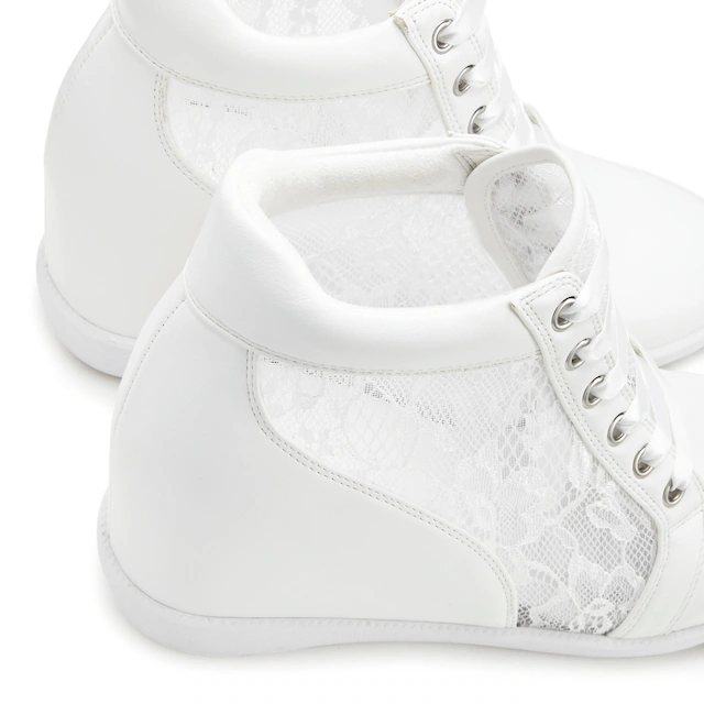 LASCANA Stiefelette »Freizeitschuh, Halbschuh, Keilstiefelette, Sneaker,« mit innenliegendem Keilabsatz und eleganten Spitzendetails