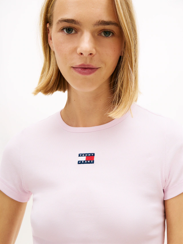 Tommy Jeans Kurzarmshirt »TJW SLIM BADGE RIB TEE« mit gerippter Struktur