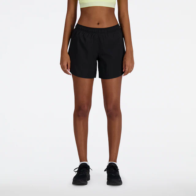 New Balance Laufshorts »SPORT ESSENTIAL SHORT 5« mit seitlichen Einschubtaschen, aus Stretchmaterial, atmungsaktiv