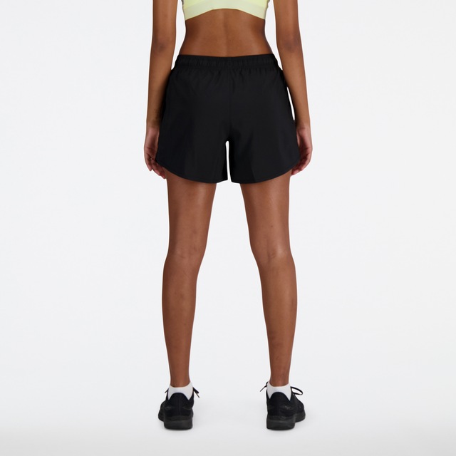 New Balance Laufshorts »SPORT ESSENTIAL SHORT 5« mit seitlichen Einschubtaschen, aus Stretchmaterial, atmungsaktiv