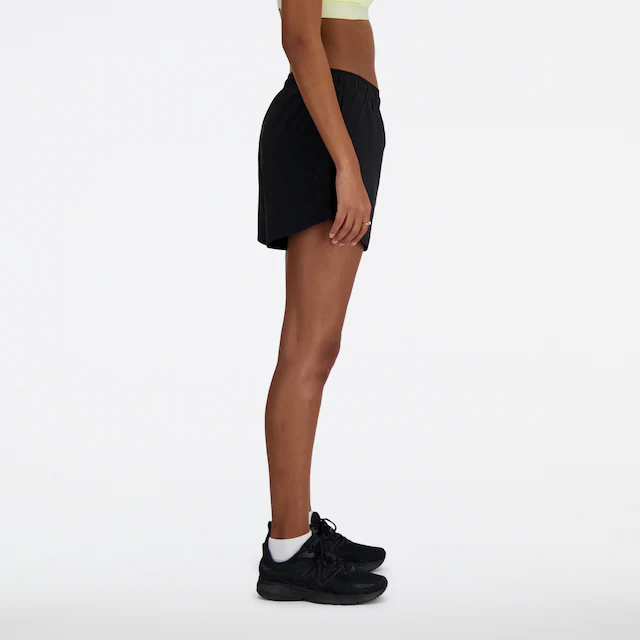 New Balance Laufshorts »SPORT ESSENTIAL SHORT 5« mit seitlichen Einschubtaschen, aus Stretchmaterial, atmungsaktiv