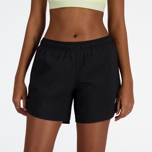 New Balance Laufshorts »SPORT ESSENTIAL SHORT 5« mit seitlichen Einschubtaschen, aus Stretchmaterial, atmungsaktiv