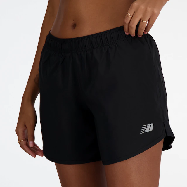 New Balance Laufshorts »SPORT ESSENTIAL SHORT 5« mit seitlichen Einschubtaschen, aus Stretchmaterial, atmungsaktiv