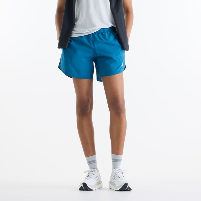 New Balance Laufshorts »SPORT ESSENTIAL SHORT 5« mit seitlichen Einschubtaschen, aus Stretchmaterial, atmungsaktiv