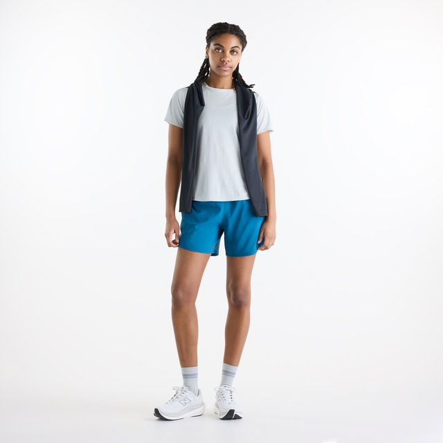 New Balance Laufshorts »SPORT ESSENTIAL SHORT 5« mit seitlichen Einschubtaschen, aus Stretchmaterial, atmungsaktiv