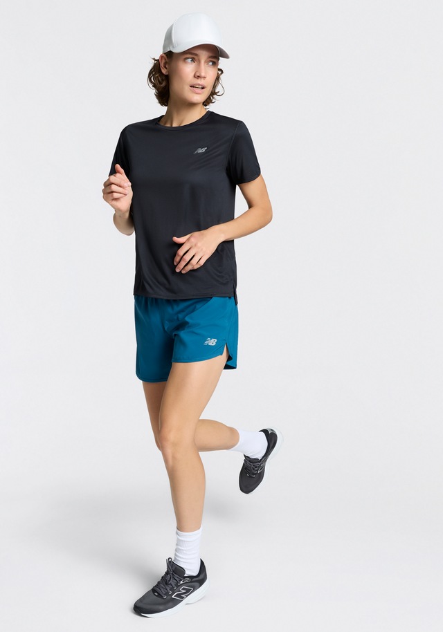 New Balance Laufshorts »SPORT ESSENTIAL SHORT 5« mit seitlichen Einschubtaschen, aus Stretchmaterial, atmungsaktiv