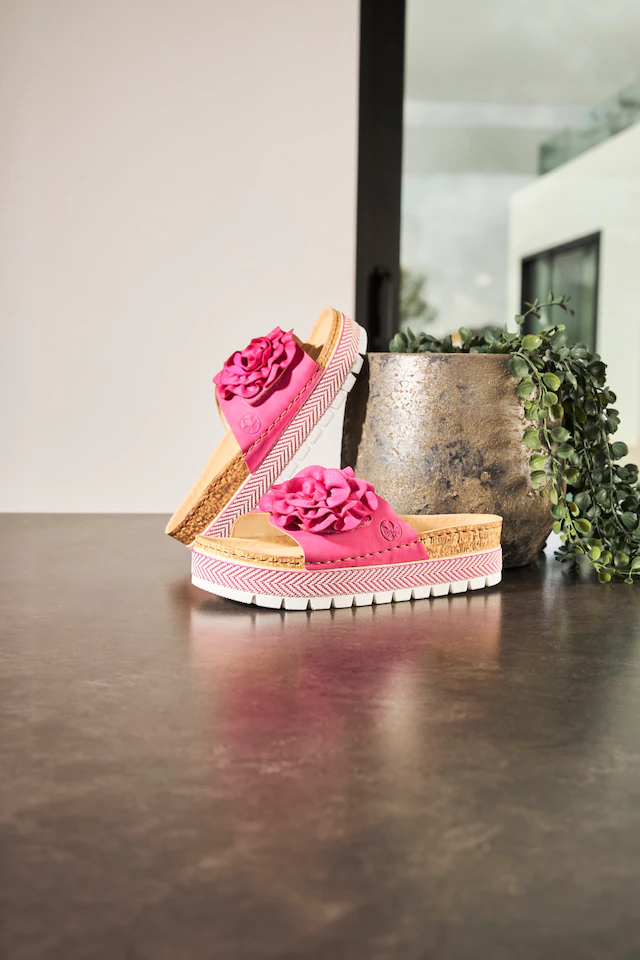 Rieker Pantolette Sommerschuh, Schlappen mit modischem Plateau