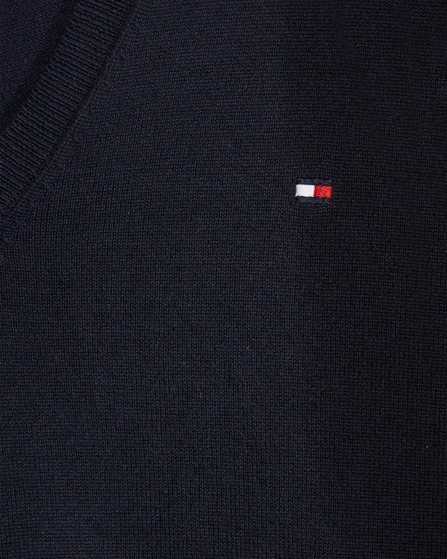 Tommy Hilfiger V-Ausschnitt-Pullover »CO JERSEY STITCH V-NK SWEATER« Kontrastfarbene Streifen im Ausschnitt und Logo Stickerei am Ärmel
