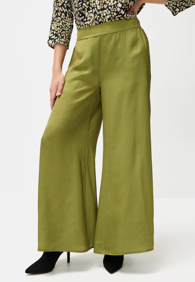 LASCANA Webhose »mit extra weitem Bein aus softer Satinqualität« luftige Sommerhose mit Taschen, elegant