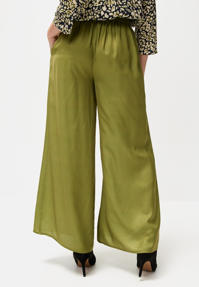 LASCANA Webhose »mit extra weitem Bein aus softer Satinqualität« luftige Sommerhose mit Taschen, elegant