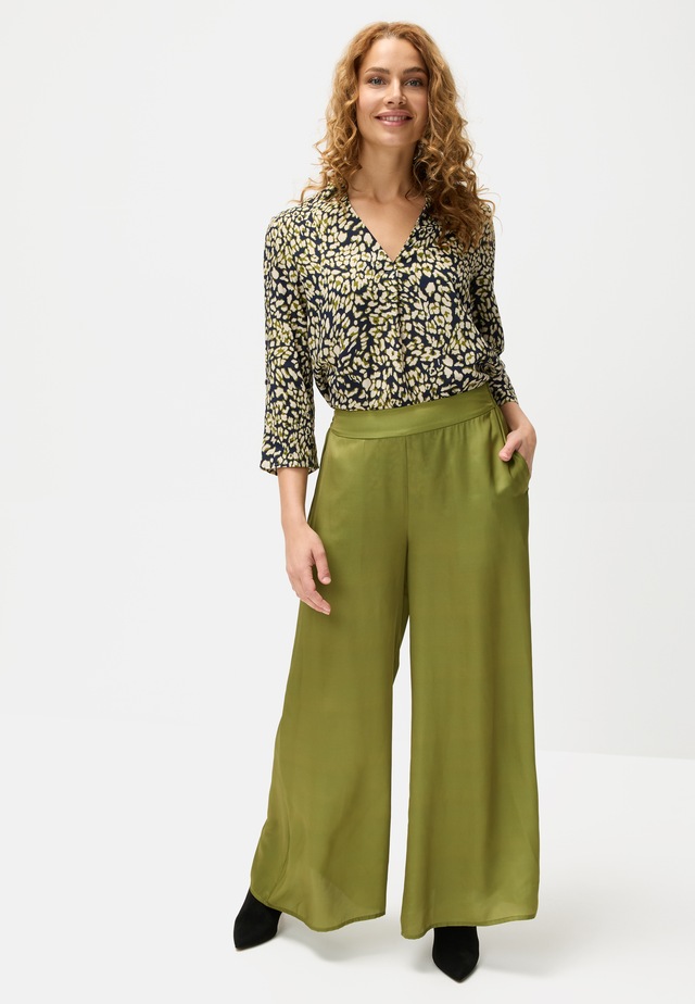 LASCANA Webhose »mit extra weitem Bein aus softer Satinqualität« luftige Sommerhose mit Taschen, elegant