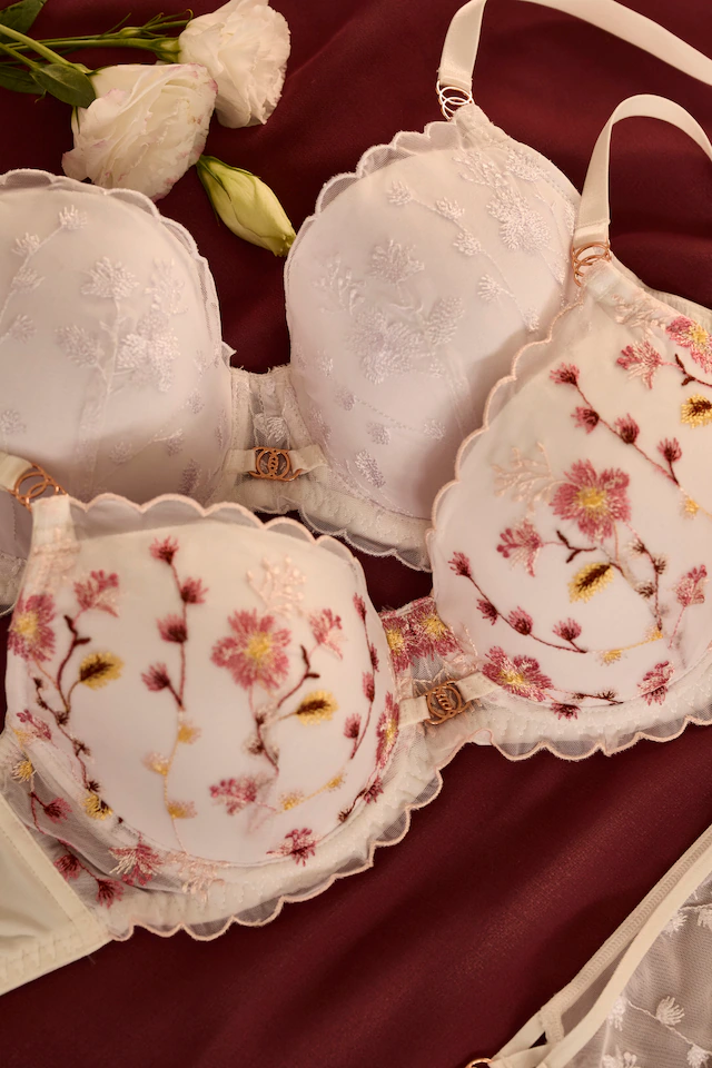 LASCANA Schalen-BH », BH mit Bügel, Spitzen-BH« mit zarter Blumen-Stickereispitze, sexy Dessous, große Größen