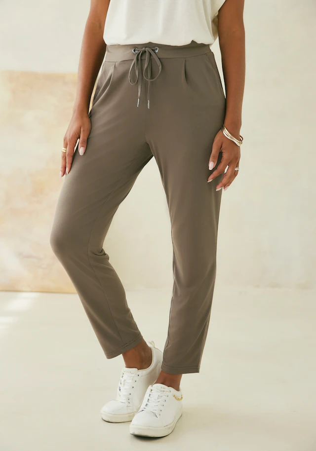 LASCANA Schlupfhose »in bequemer Passform und bügelfreiem Material« aus glatter Jerseyqualität, leichte Sommerhose mit Taschen, bügelfrei