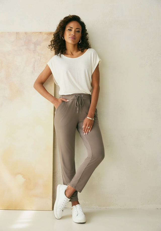 LASCANA Schlupfhose »in bequemer Passform und bügelfreiem Material« aus glatter Jerseyqualität, leichte Sommerhose mit Taschen, bügelfrei