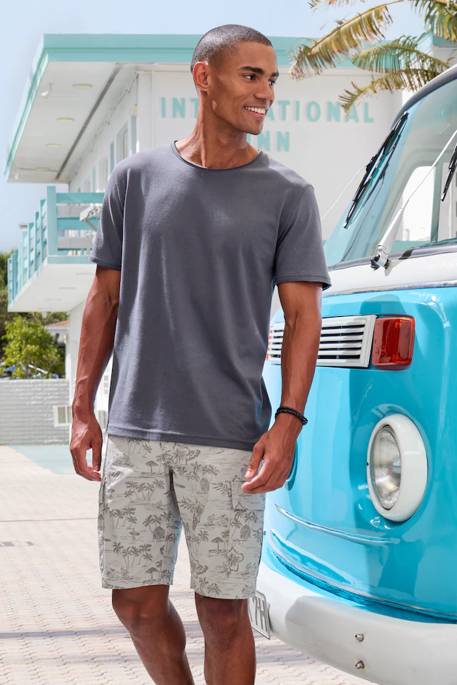 John Devin Cargoshorts »- Bermuda mit Cargotaschen und Palmen Druck« Shorts aus elastischer Baumwolle, modisch bedruckt