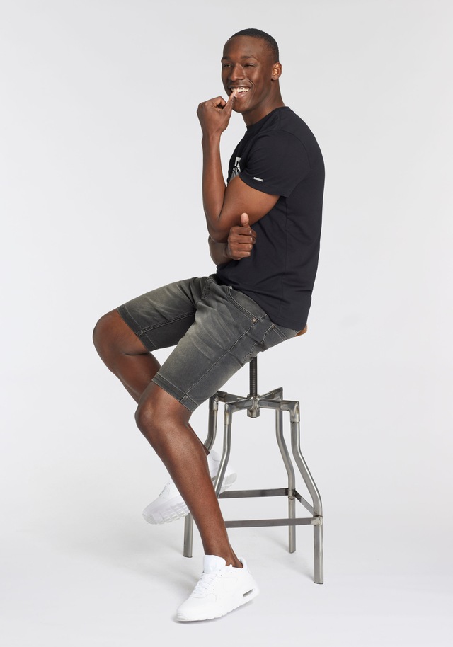 Bruno Banani T-Shirt mit modischem Frontprint