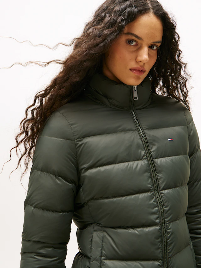 Tommy Jeans Steppmantel »TJW ESSENTIAL HOODED DOWN COAT« mit Fellimitat, Logostickerei