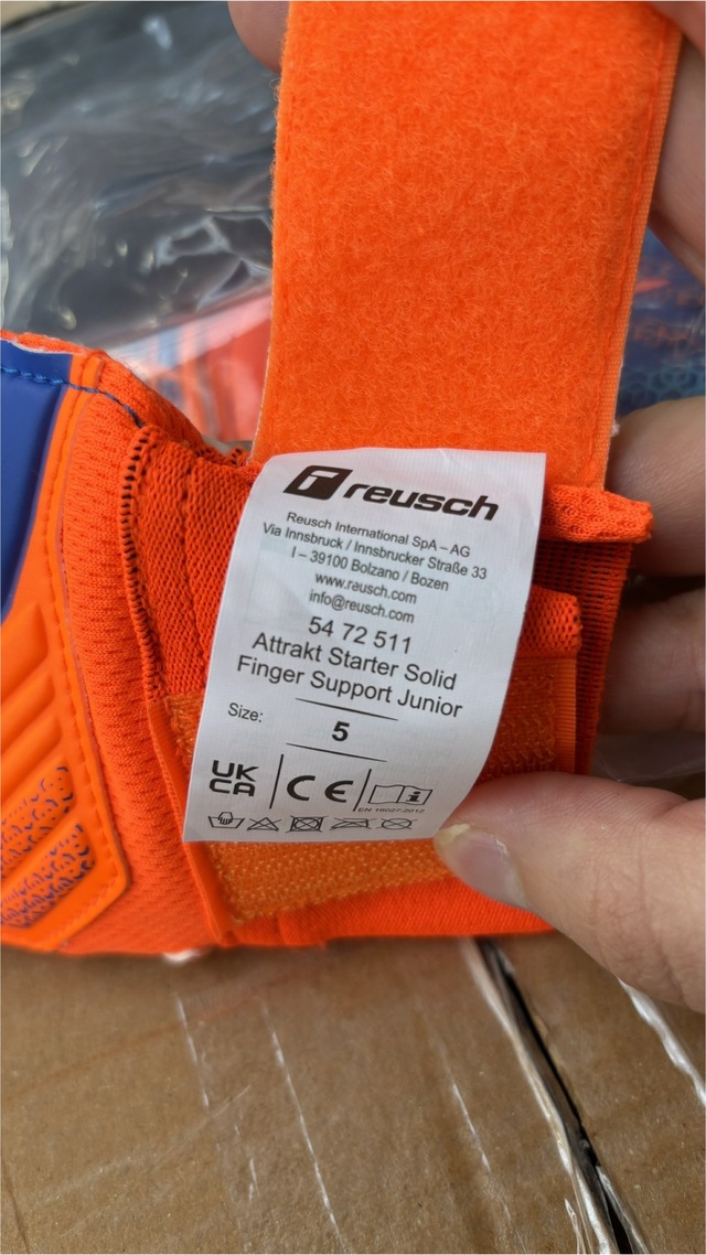 Reusch Torwarthandschuhe »Attrakt Starter Solid Junior« mit Negativ Cut