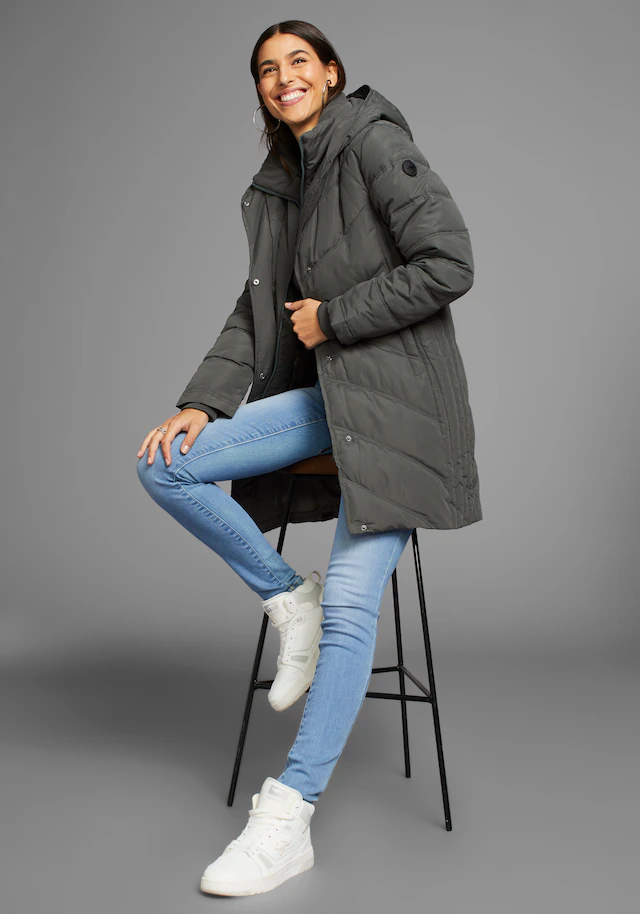 KangaROOS Winterjacke mit Kapuze mit hochschließendem Kragen, gefütterte Kapuze