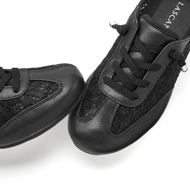 LASCANA Sneaker »Freizeitschuh, Halbschuh, Slip-On-Sneaker,« mit modischen Spitzendetails & herausnehmbarer Innensohle VEGAN