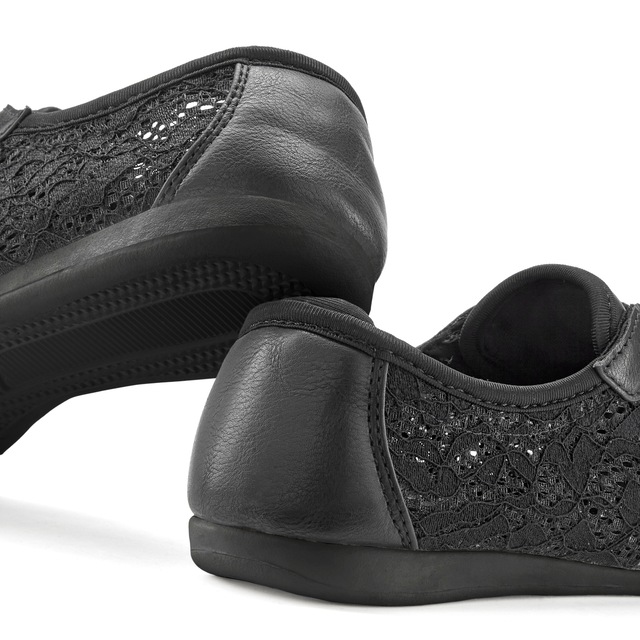LASCANA Sneaker »Freizeitschuh, Halbschuh, Slip-On-Sneaker,« mit modischen Spitzendetails & herausnehmbarer Innensohle VEGAN