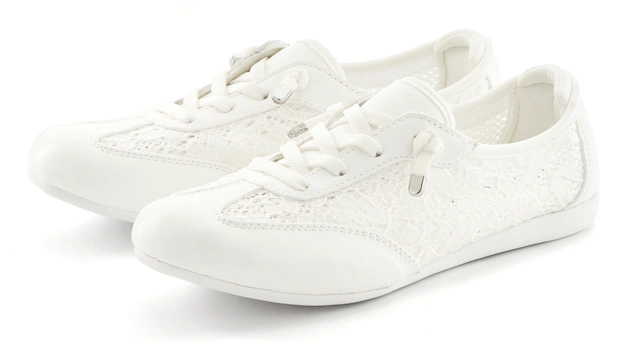 LASCANA Sneaker »Freizeitschuh, Halbschuh, Slip-On-Sneaker,« mit modischen Spitzendetails & herausnehmbarer Innensohle VEGAN