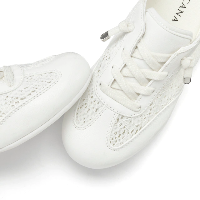 LASCANA Sneaker »Freizeitschuh, Halbschuh, Slip-On-Sneaker,« mit modischen Spitzendetails & herausnehmbarer Innensohle VEGAN