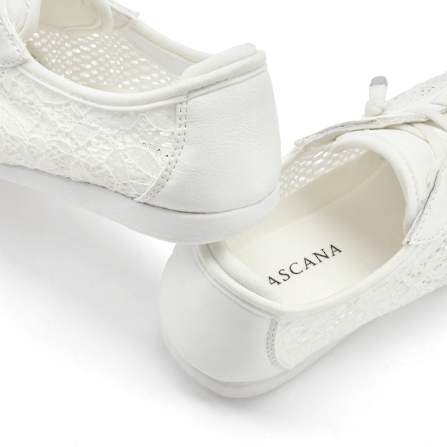 LASCANA Sneaker »Freizeitschuh, Halbschuh, Slip-On-Sneaker,« mit modischen Spitzendetails & herausnehmbarer Innensohle VEGAN
