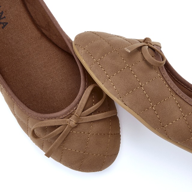 LASCANA Ballerina »Slipper, Schlüpfschuh, Freizeitschuh, Slip-On-Sneaker,« mit eleganter Schleifenapplikation VEGAN