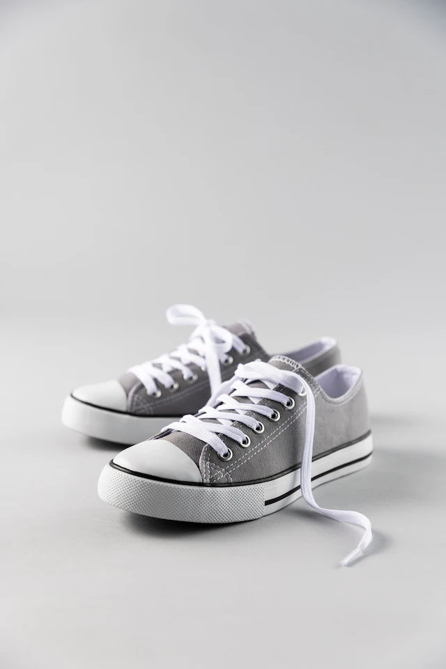 Aniston SHOES Sneaker Freizeitschuh, Sneaker mit klassischen umlaufenden schwarzen Streifen